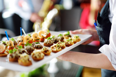 Ako načasovať podávanie jedál na svadbe: Sprievodca pre harmonický večer