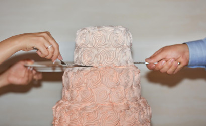 Dokonalá svadobná torta: Čo urobiť, aby zostala krásna po celý večer?