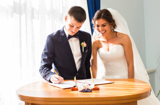 Priezvisko po svadbe – musí mať žena priezvisko s -ová? Čo ak nechce?!