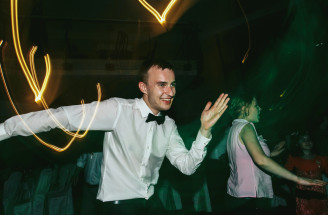 Čo robiť na svadbe, keď neviete tancovať (a nechcete trapas)