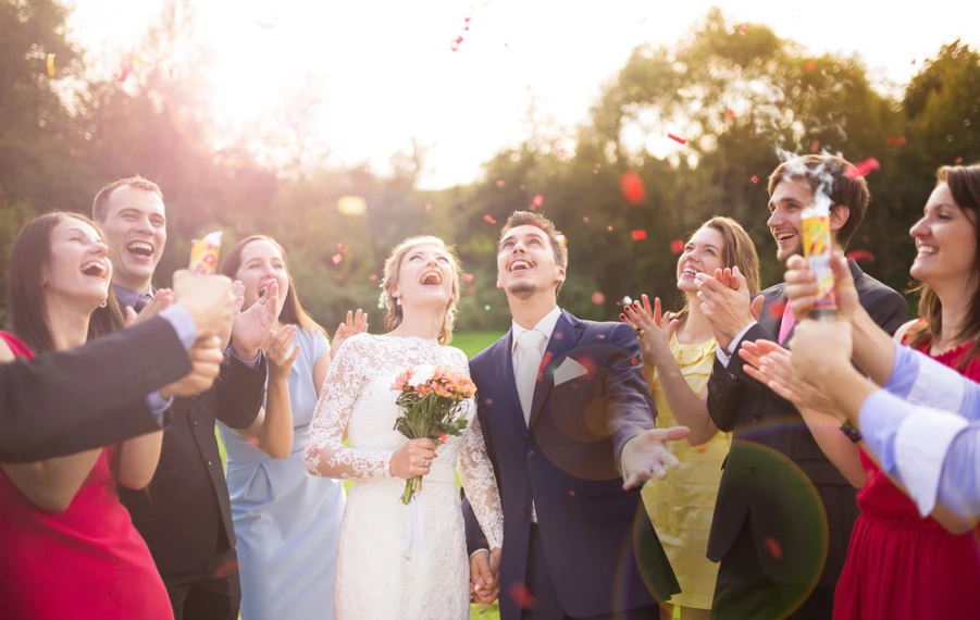 Letná svadba v prírode s romantickou atmosférou