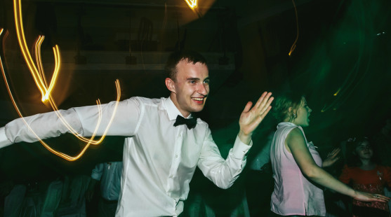 Čo robiť na svadbe, keď neviete tancovať (a nechcete trapas)