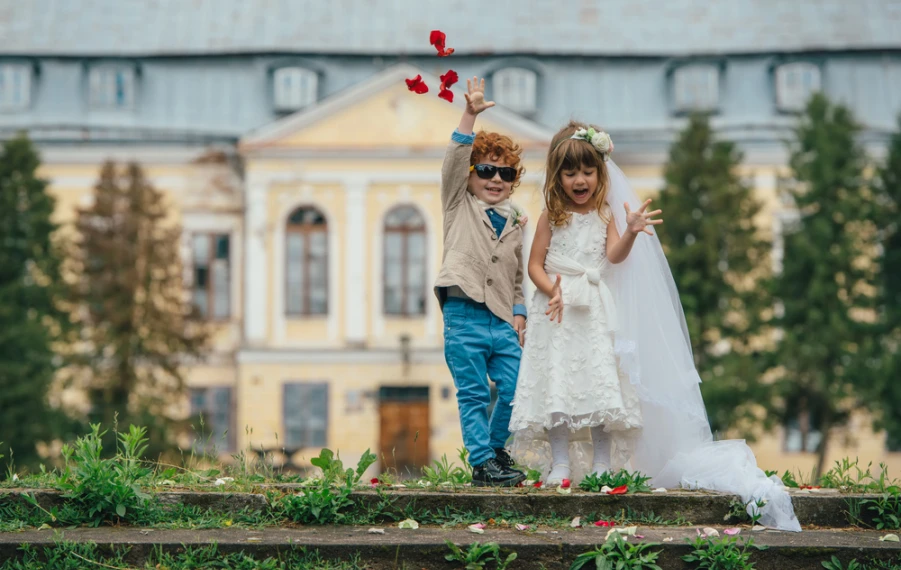 Deti na svadbe v elegantných oblekoch a sukničkách