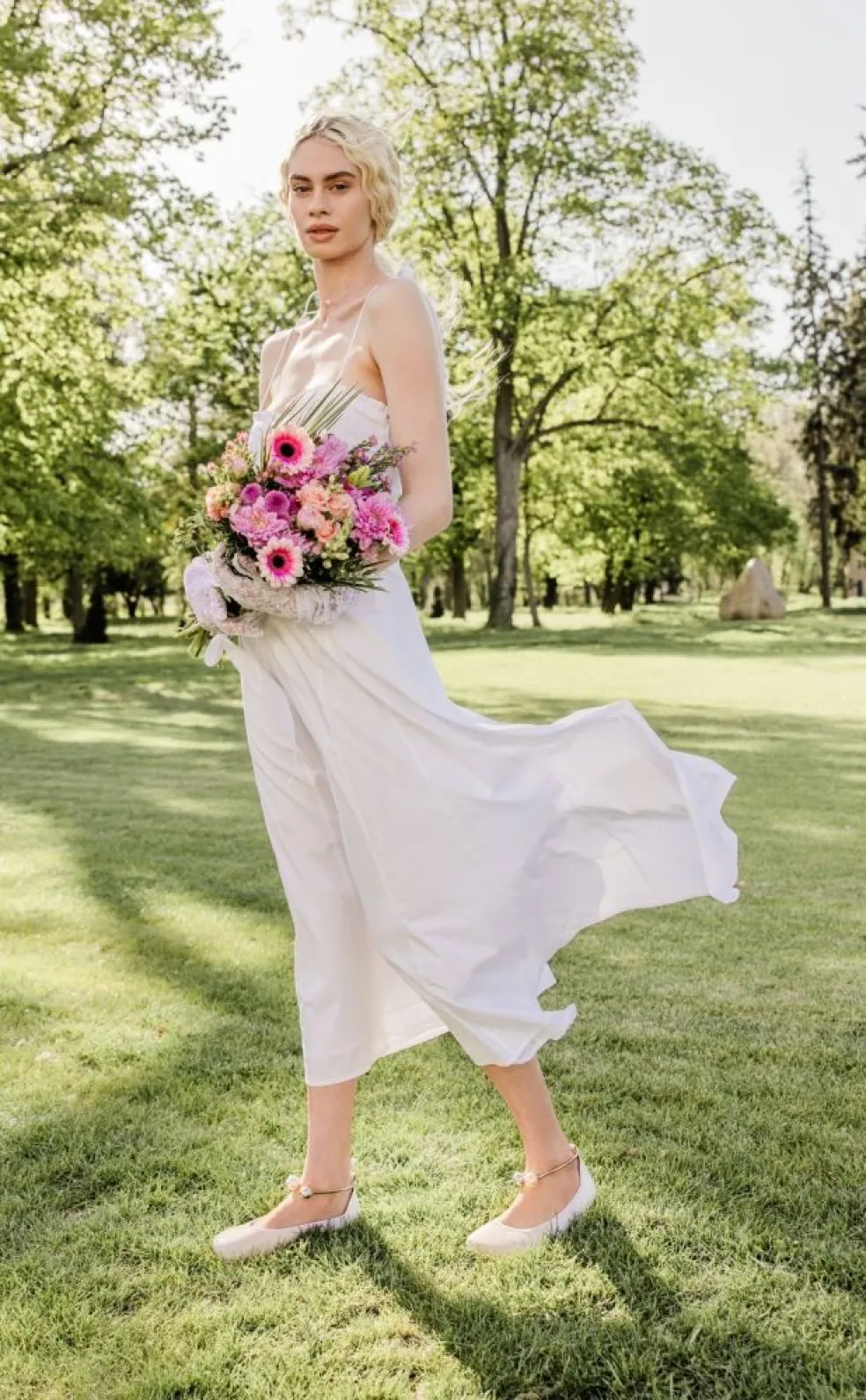 nevesta v elegantných barefoot sandálkach