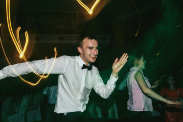 Čo robiť na svadbe, keď neviete tancovať (a nechcete trapas)