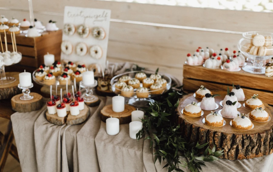 candy bar na modernej svadbe s elegantnými dezertmi