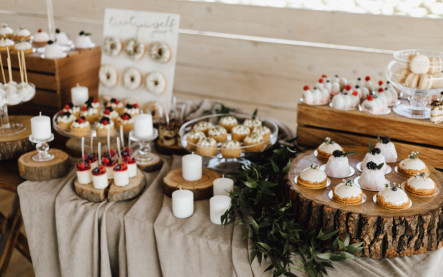 candy bar na modernej svadbe s elegantnými dezertmi