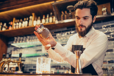 Svadobný barman: Oplatí sa vlastný barman na svadbe?