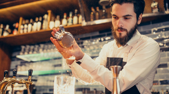 Svadobný barman: Oplatí sa vlastný barman na svadbe?