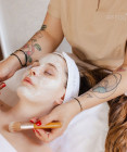 Beauty poradna Astrali: Kosmetička nevidí jen vaši pleť. Vidí váš život.