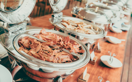 Svadobný polnočný bufet s kapustnicou, mäsom, pečivom a finger food, pri ktorom si hostia po polnoci pochutnávajú