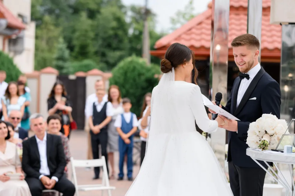 Svadobný hosť sleduje nevestu a ženícha počas svadobného obradu
