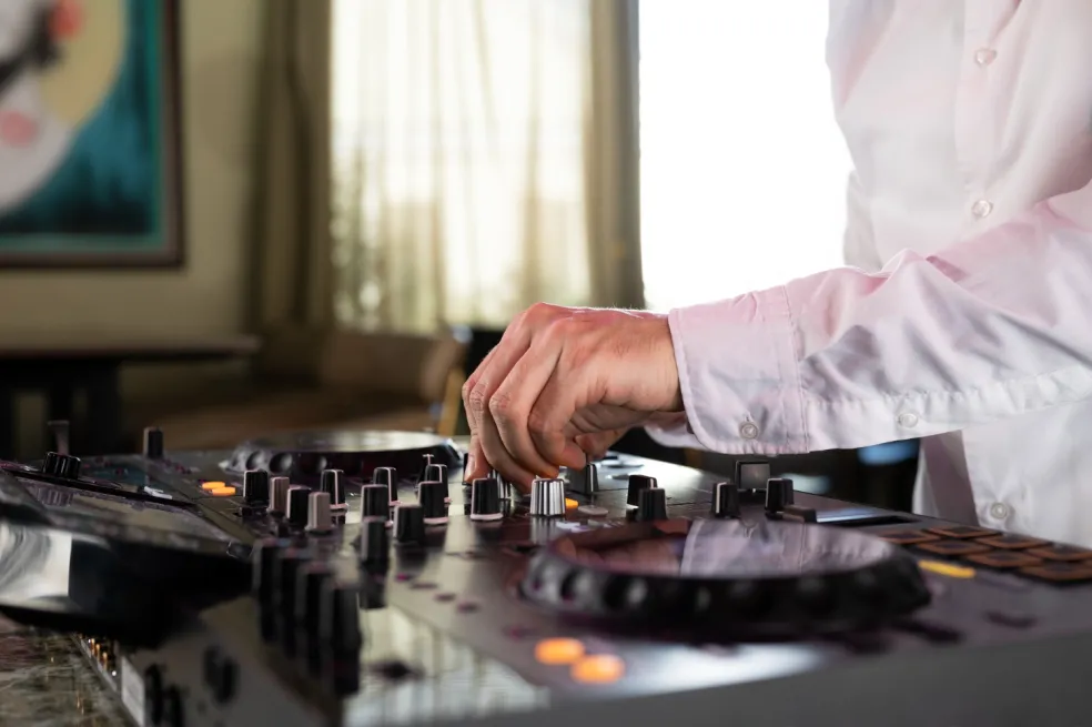 DJ koordinuje hudbu a priebeh redového tanca na svadbe