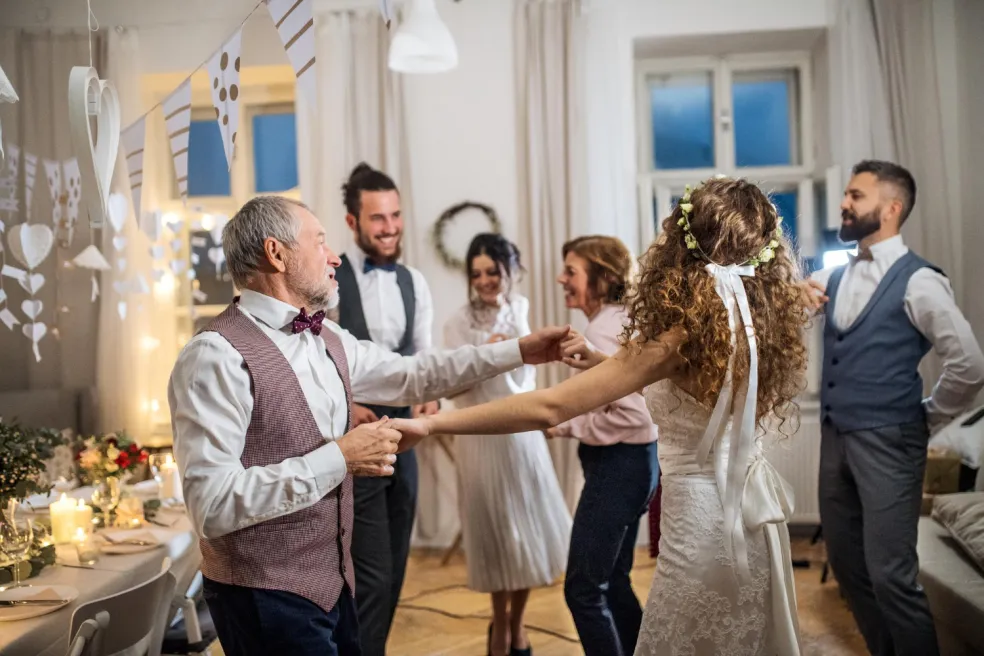 Nevesta tancuje s priateľmi počas svadobnej hostiny