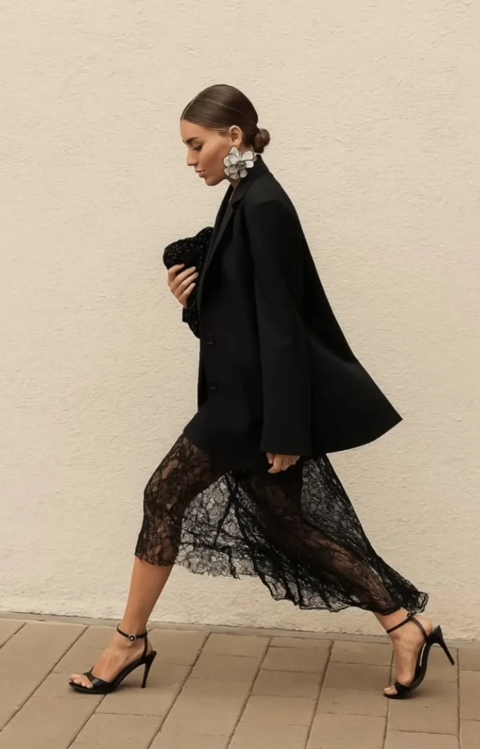 Čierne čipkované midi šaty so sakom a sandálmi na podpätku ako elegantný outfit na svadbu