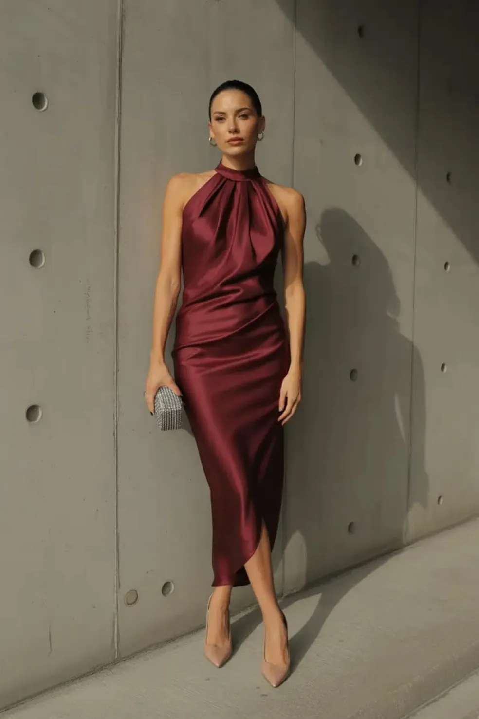 Elegantné bordové saténové midi šaty na jesennú svadbu ako hosťka