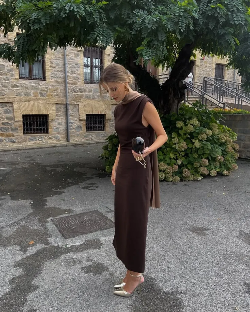 Hnedé elegantné maxi šaty na jesennú svadbu ako hosťka