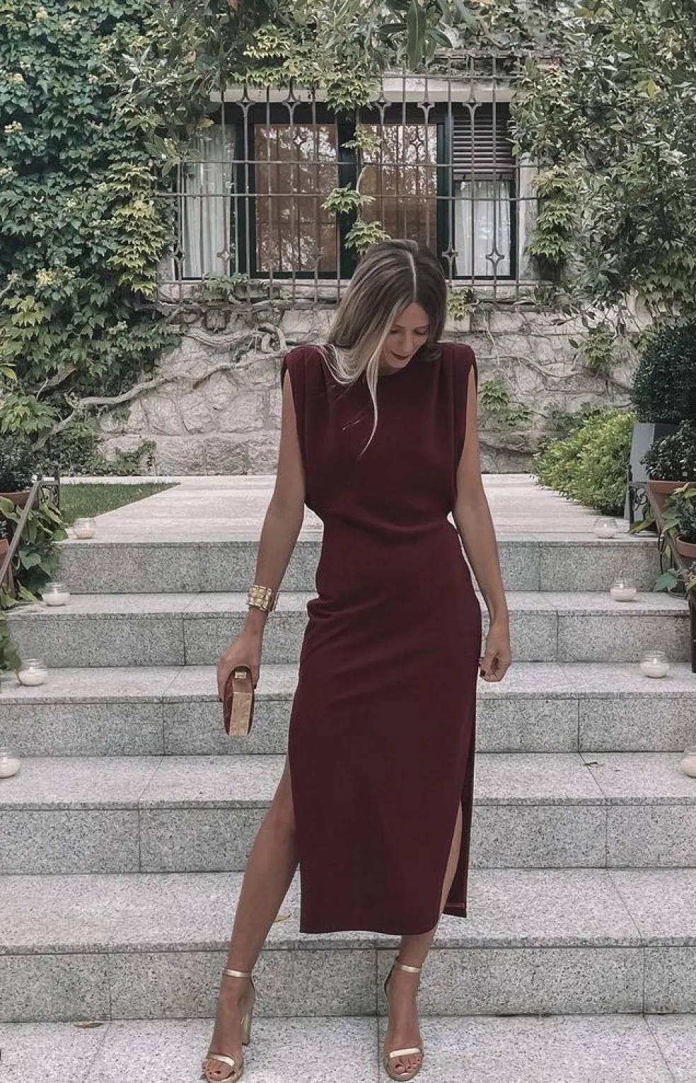 Bordové dlhé šaty na jesennú svadbu ako hosťka s elegantnými sandálmi