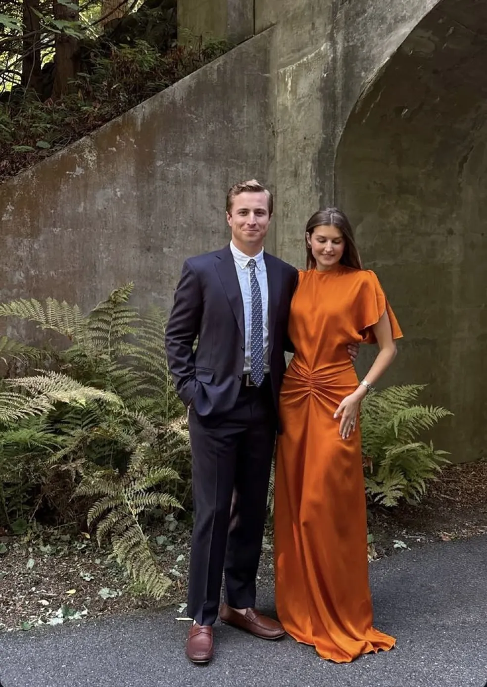 Oranžové saténové maxi šaty na jesennú svadbu ako hosťka s elegantným strihomlkou