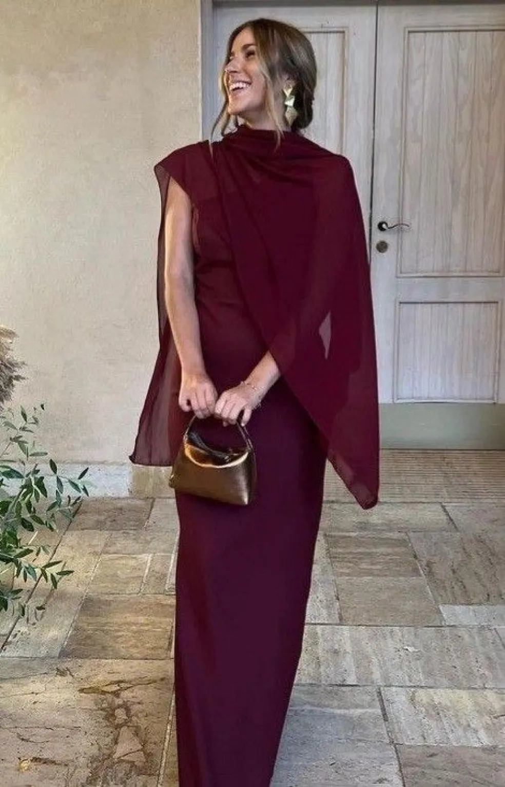 ordové maxi šaty na jesennú svadbu ako hosťka s elegantným šálom a kabelkou