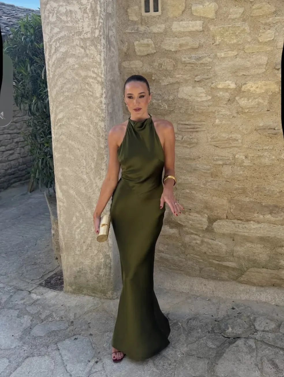 Elegantný outfit na jesennú svadbu s dlhými tmavozelenými šatami a svetlozeleným šálom