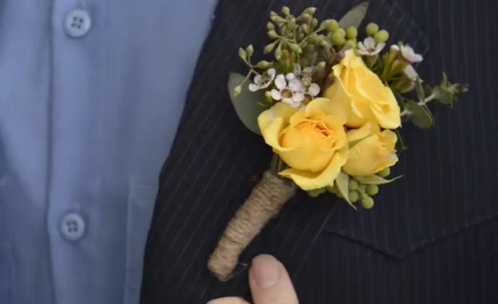 Výsledný detail správne upevneného svadobného pierka